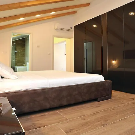 Stunning Home In Sibenik With Kitchen Holiday home *